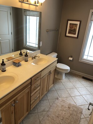 Combined shower/bathtub, hair dryer, towels, soap