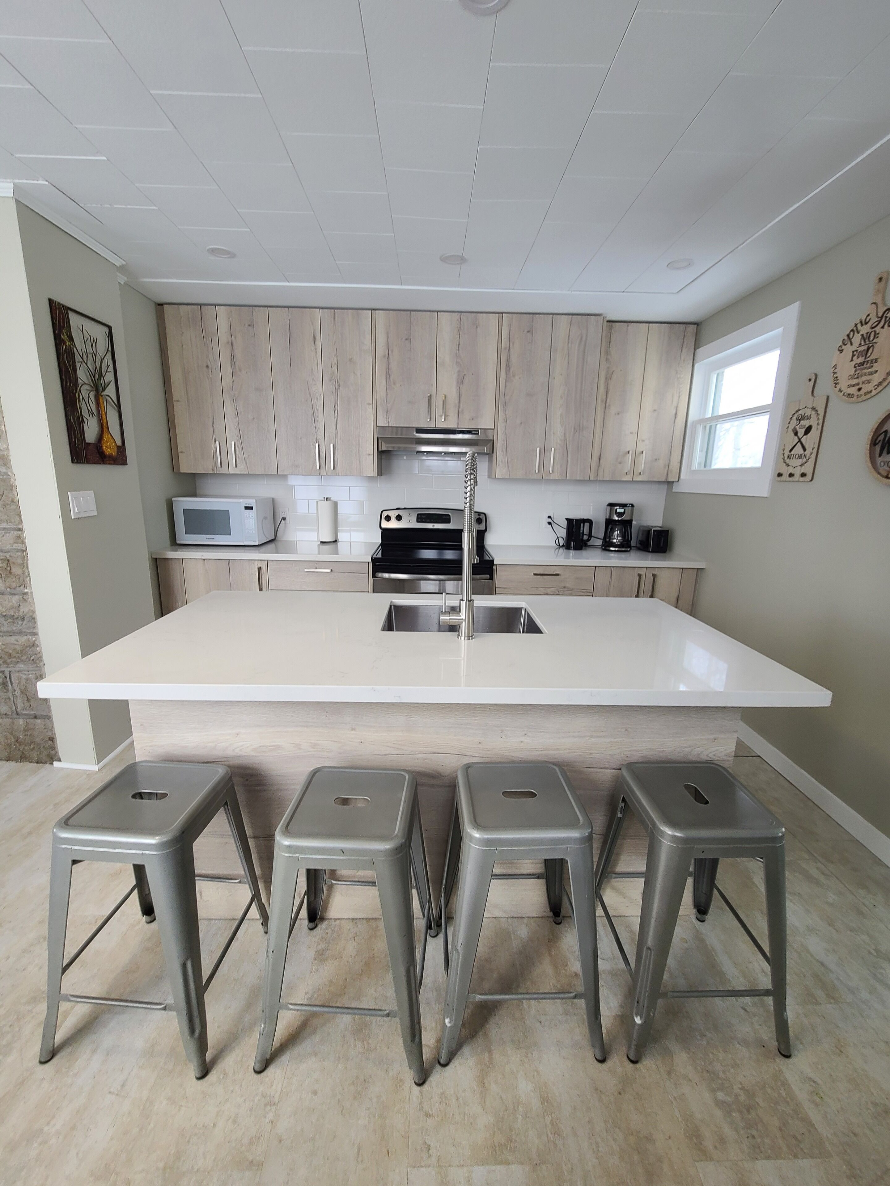 Jääkaappi, mikroaaltouuni, uuni, liesi