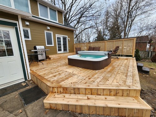 Georgian Bay Cottage-
Hot Tub/Sauna/Trail/Run/Bike/Swim//Marina!