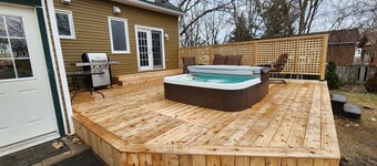 Georgian Bay Cottage-
Hot Tub/Sauna/Trail/Run/Bike/Swim//Marina!
