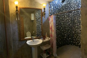 Regadera, bidet, toallas, jabón 