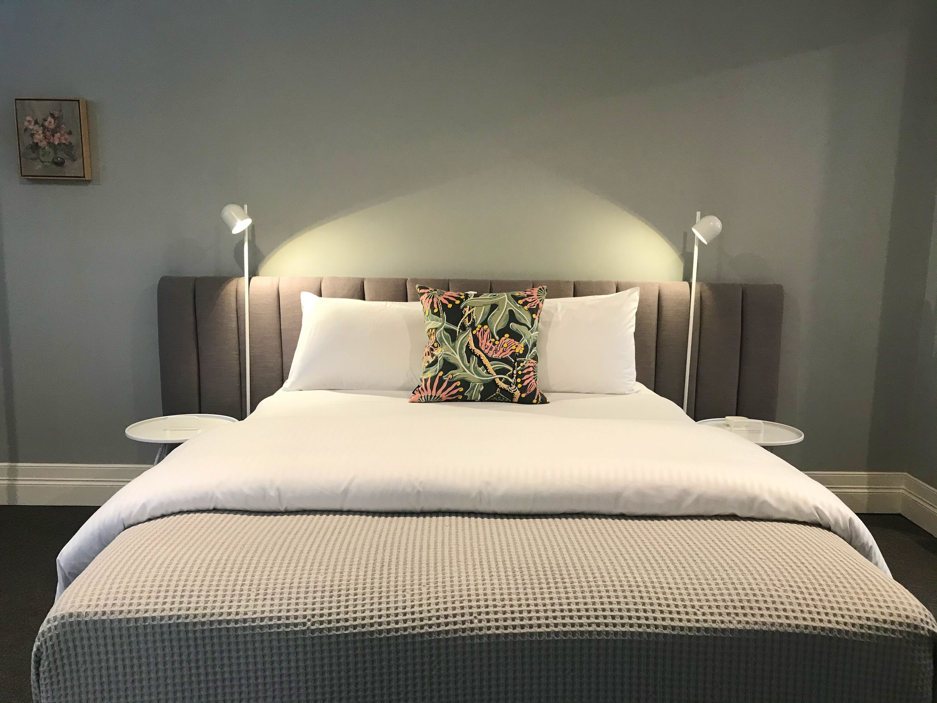 Cubrecamas, colchones con pillow-top y tabla de planchar con plancha 