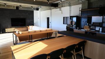 Rumah, Bebas Asap Rokok (Private Vacation Home) | Area keluarga | Televisi layar datar 65-inci dengan saluran TV digital dan TV