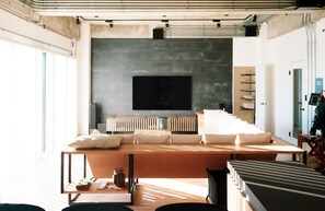 하우스, 금연 (Private Vacation Home) | 거실 공간 | 디지털 채널 시청이 가능한 65인치 평면 TV, TV