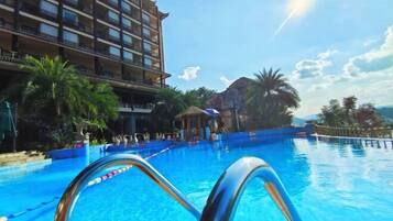 Hồ bơi ngoài trời