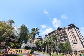 Un hotel de estilo arquitectónico tradicional, con varios pisos y balcones.
