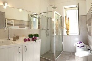 Dusche, Haartrockner, Bidet, Handtücher