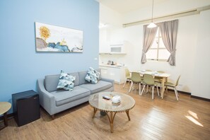 Cubrecamas, escritorio y espacio para trabajar con laptop 