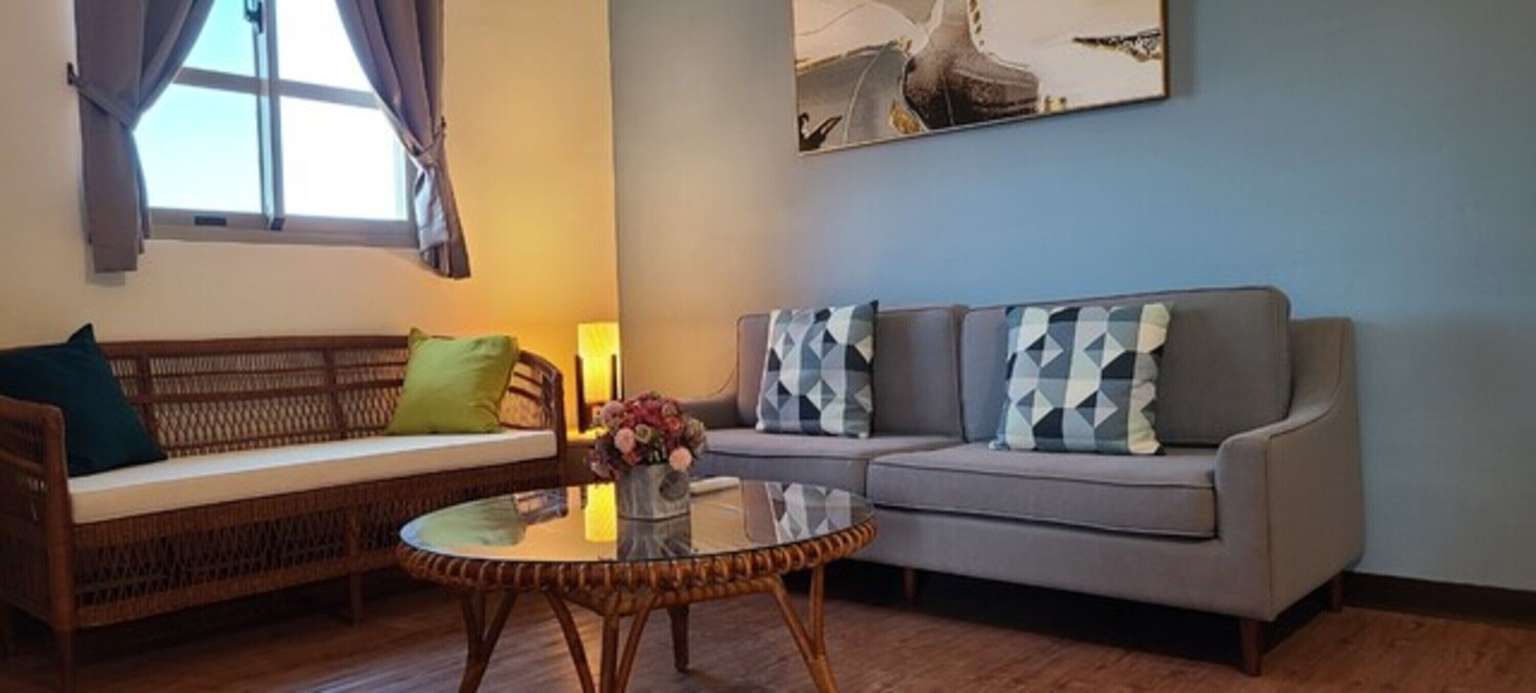 Suite Deluxe, 2 habitaciones, balcón | Zona de estar | Televisión LCD de 43 pulgadas con canales digitales, una televisión