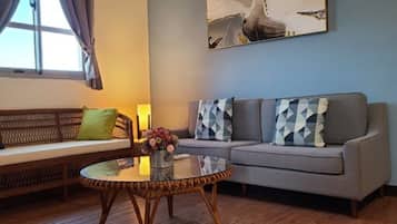 Deluxe-Suite, 2 Schlafzimmer, Balkon | Wohnbereich