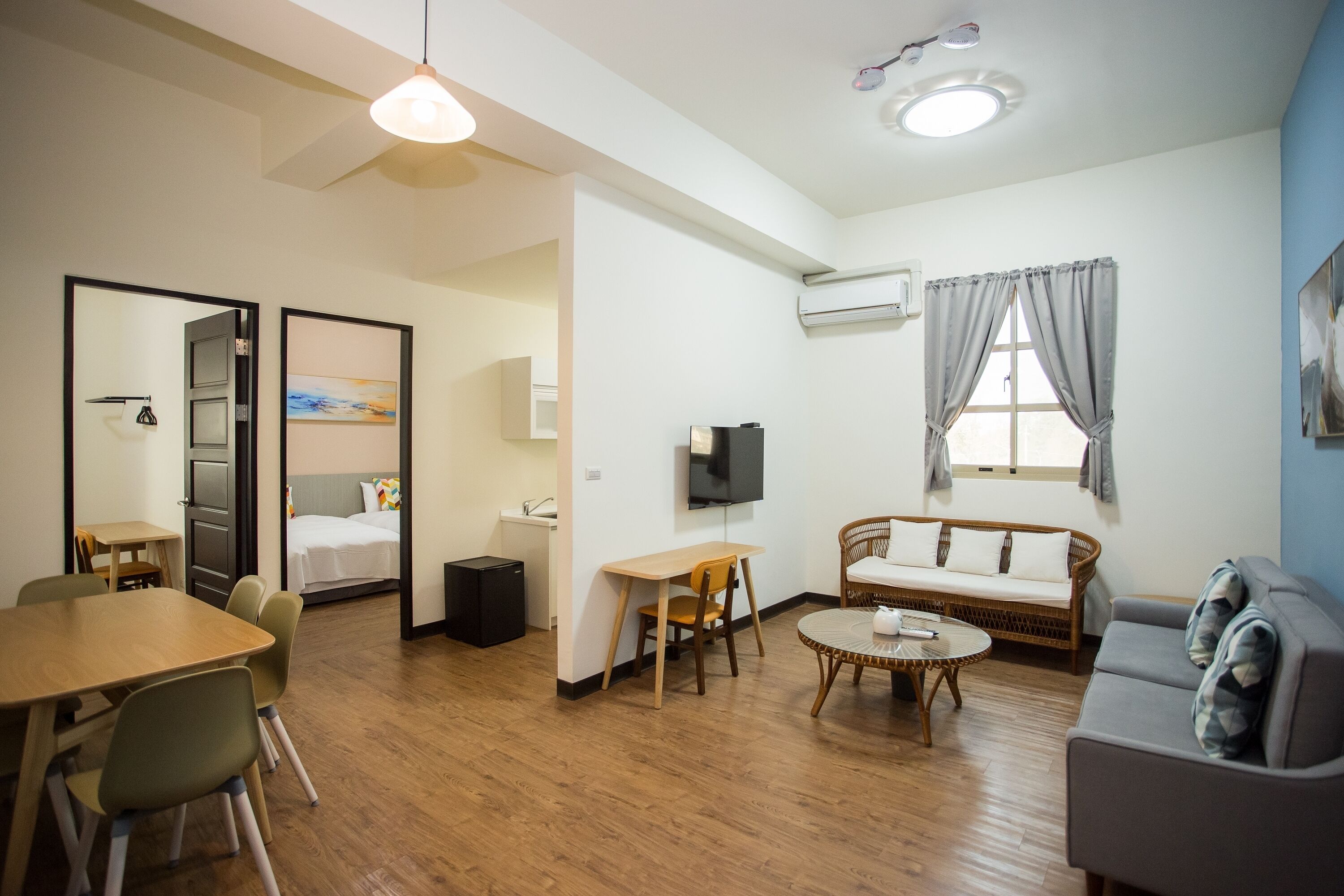 兩臥室四人豪華套房(1大2小床) - 附陽台 | 羽絨被、書桌、筆電工作空間、遮光布/窗簾