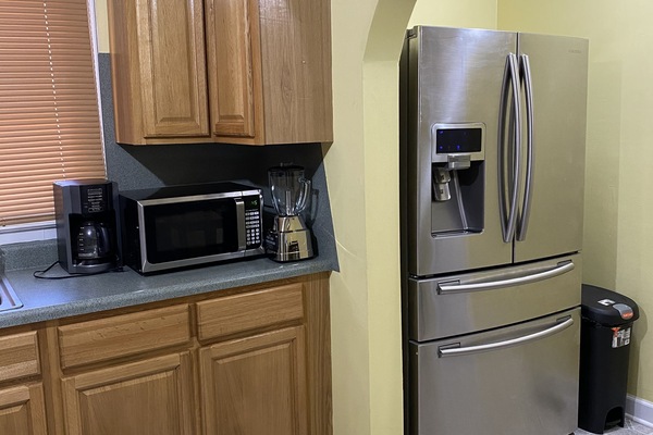 Frigorifero, microonde, forno, piano cottura