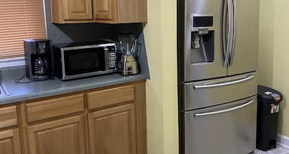 Three bedroom 5 minutes to state university & town, 10 min to baptist hospital