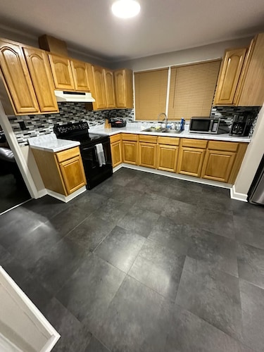 3 King Beds | XL TVs | Near Hospital, College & DT