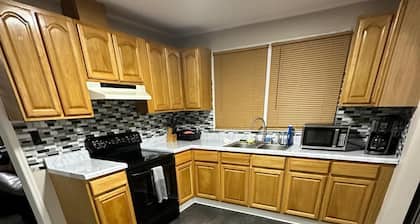 3 King Beds | XL TVs | Near Hospital, College & DT
