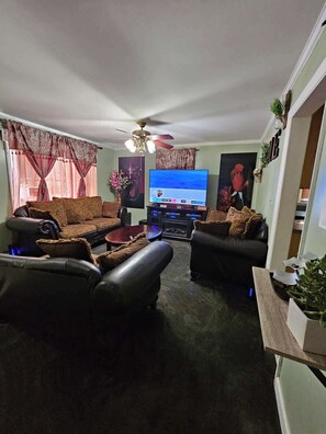 Smart-TV, Kamin, Bücher, Arbeitsbereiche