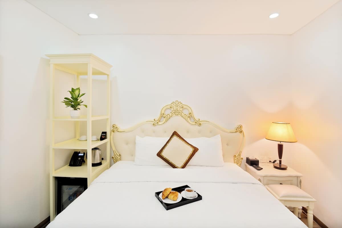 Standard Double Room | In-room safe, individually furnished, desk, laptop workspace