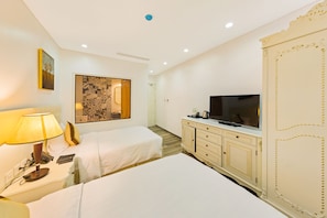 Superior Twin Room | In-room safe, individually furnished, desk, laptop workspace