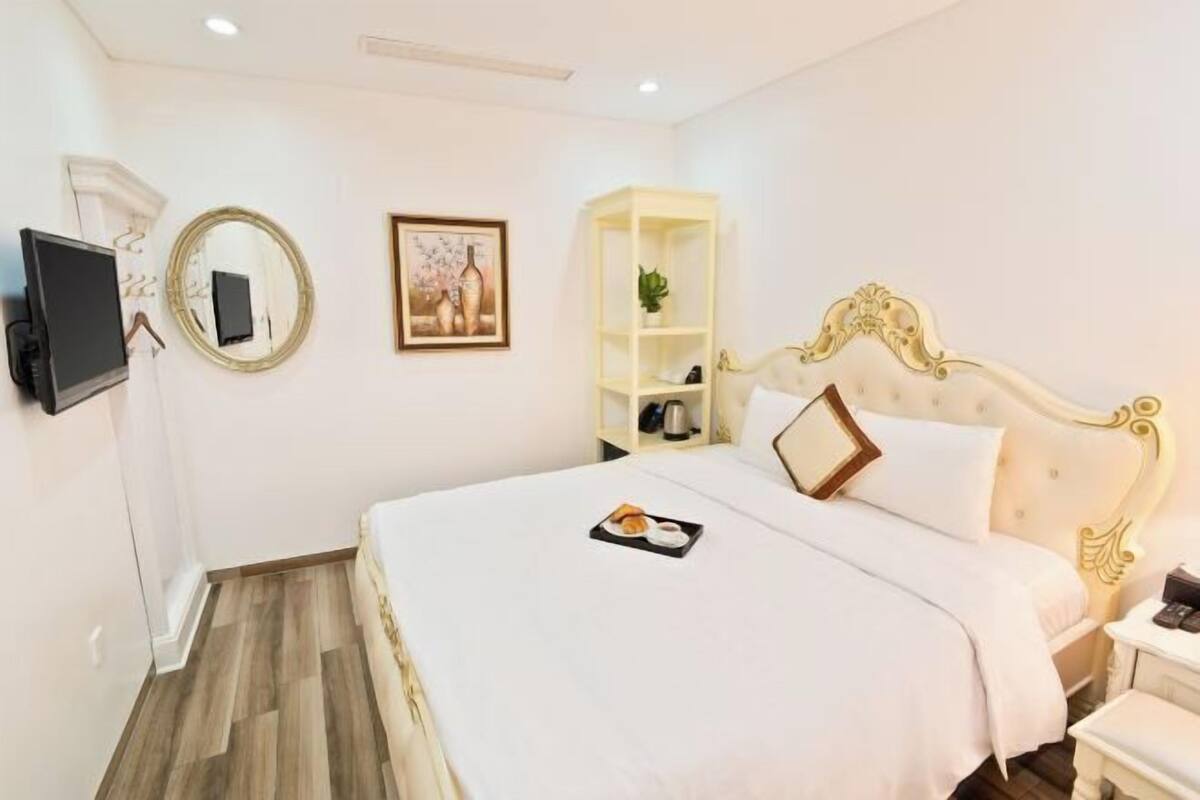 In-room safe, desk, laptop workspace, soundproofing