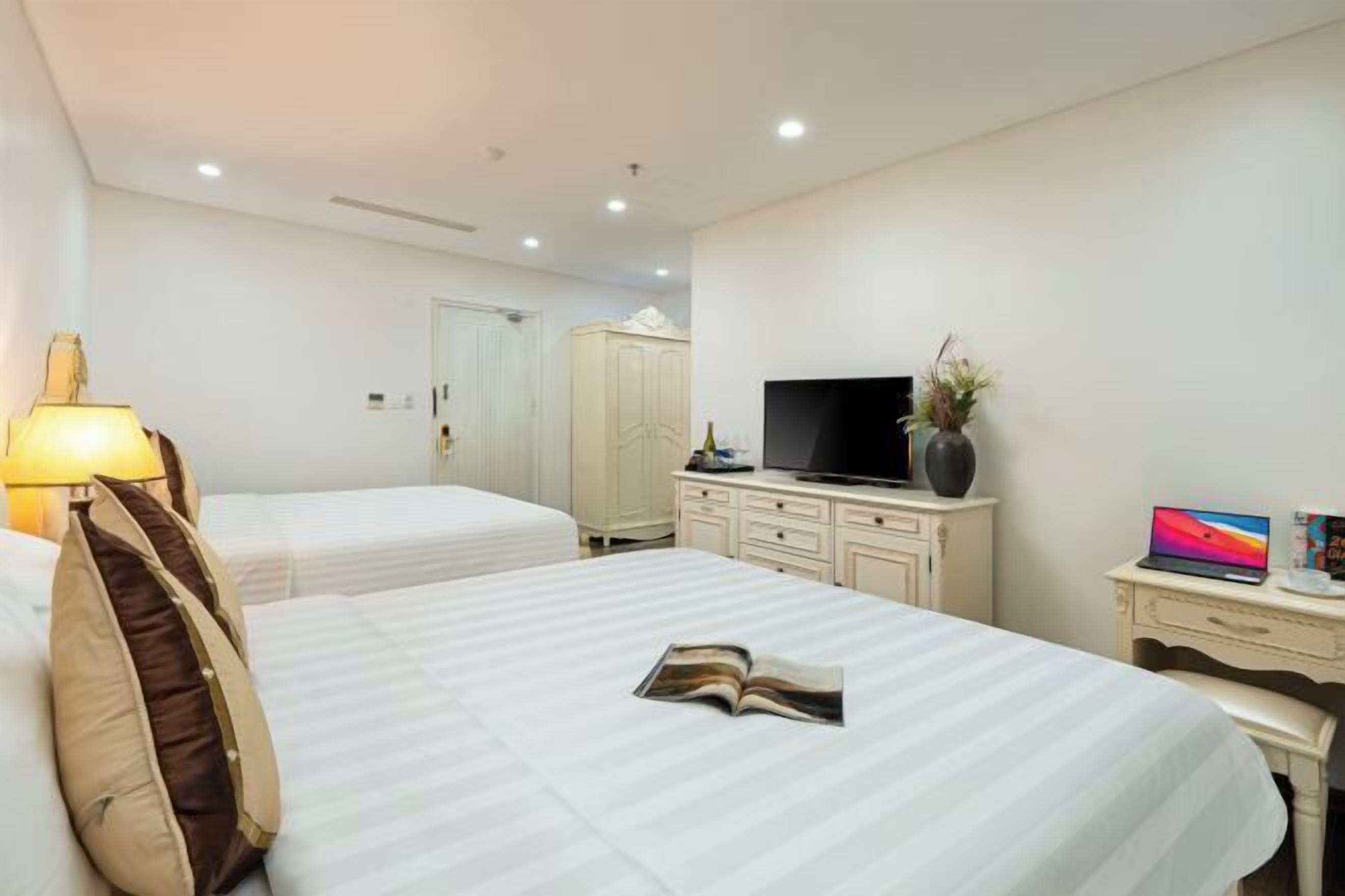 Una cassaforte in camera, con arredamento individuale, una scrivania