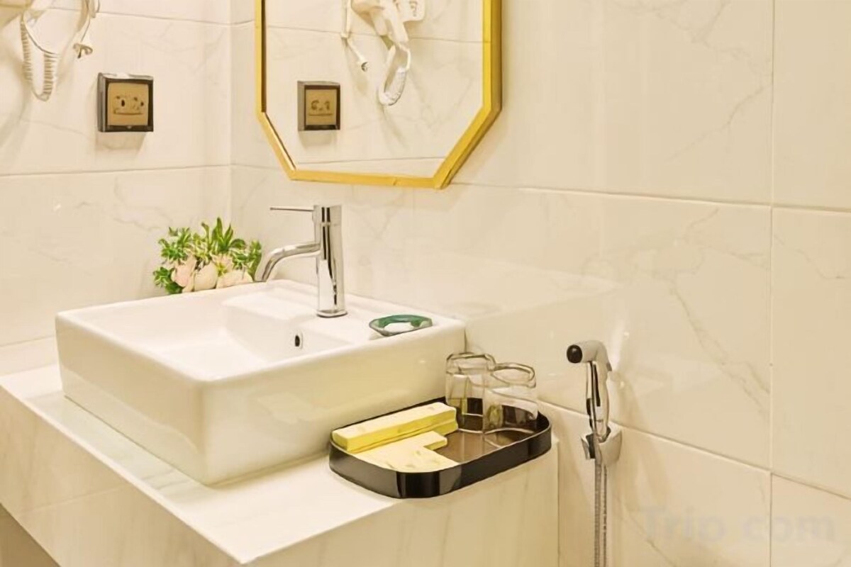 Baño | Ducha, secador de pelo, zapatillas y toallas