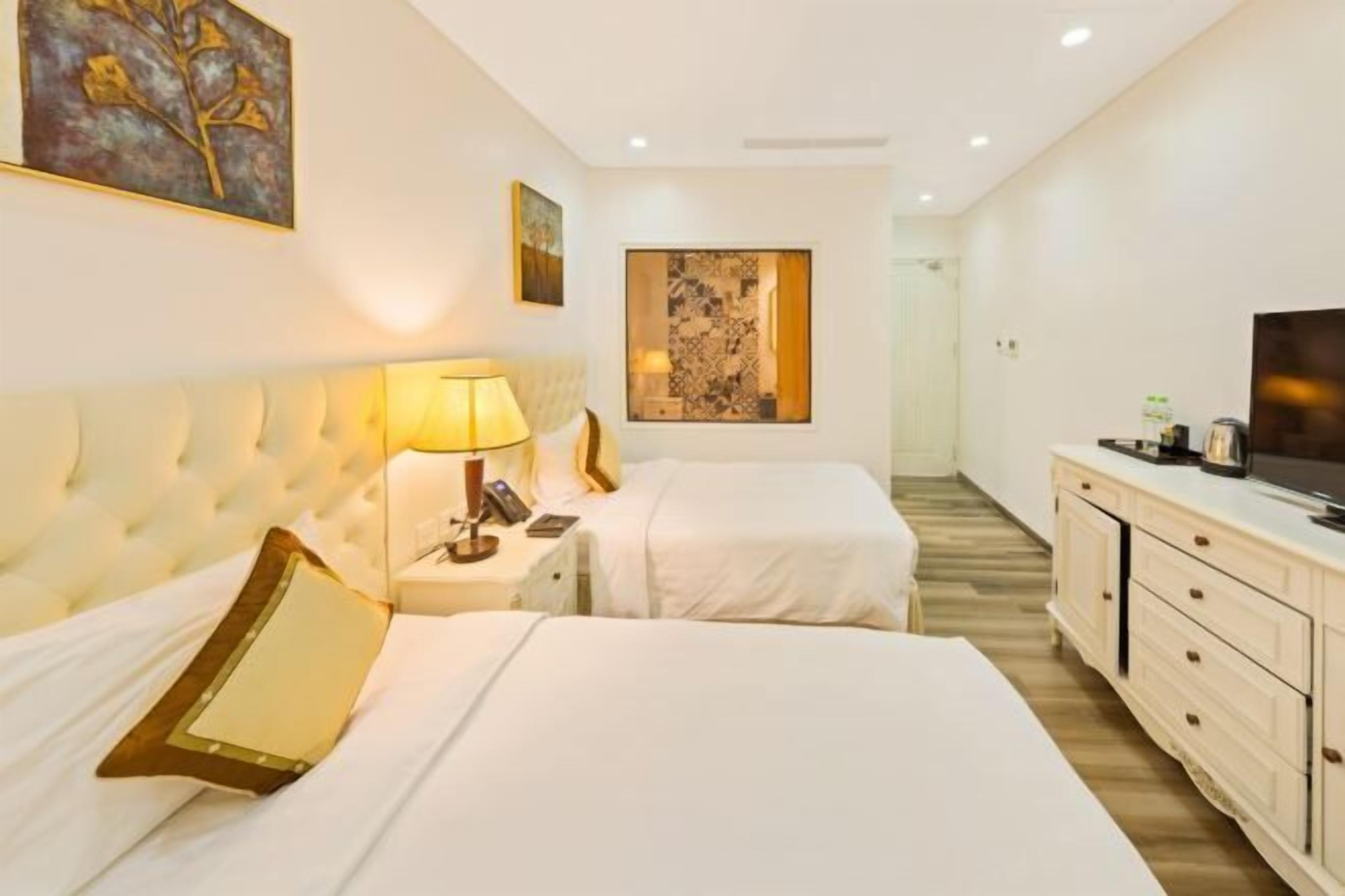 Una cassaforte in camera, con arredamento individuale, una scrivania