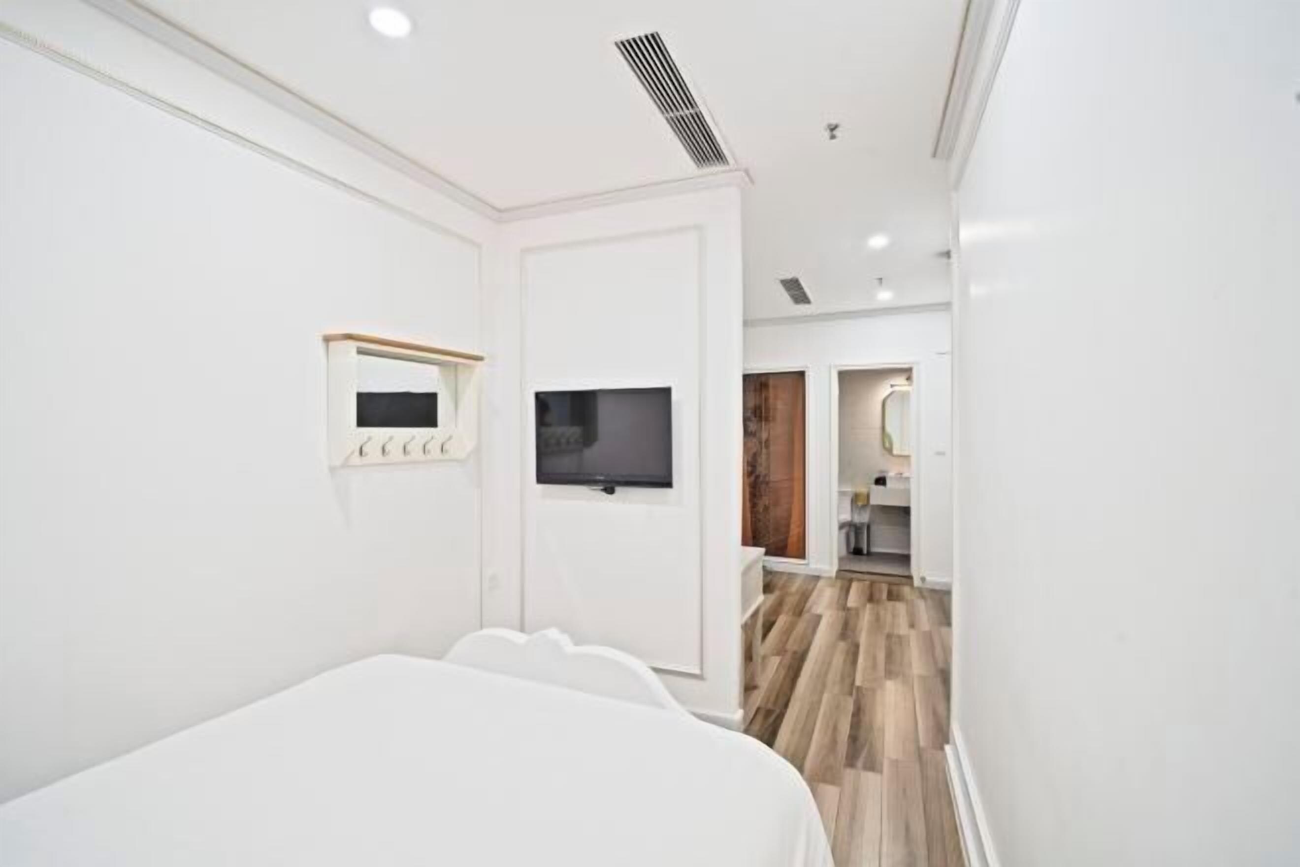 Una cassaforte in camera, con arredamento individuale, una scrivania