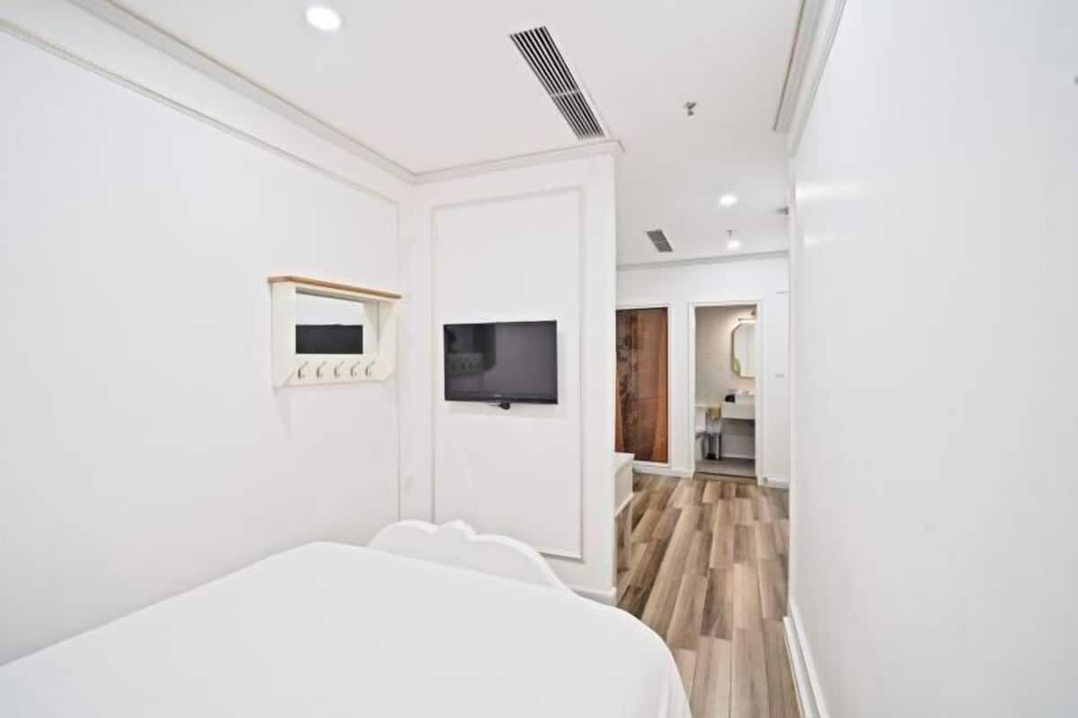 Caja de seguridad en la habitación, muebles diferentes y escritorio