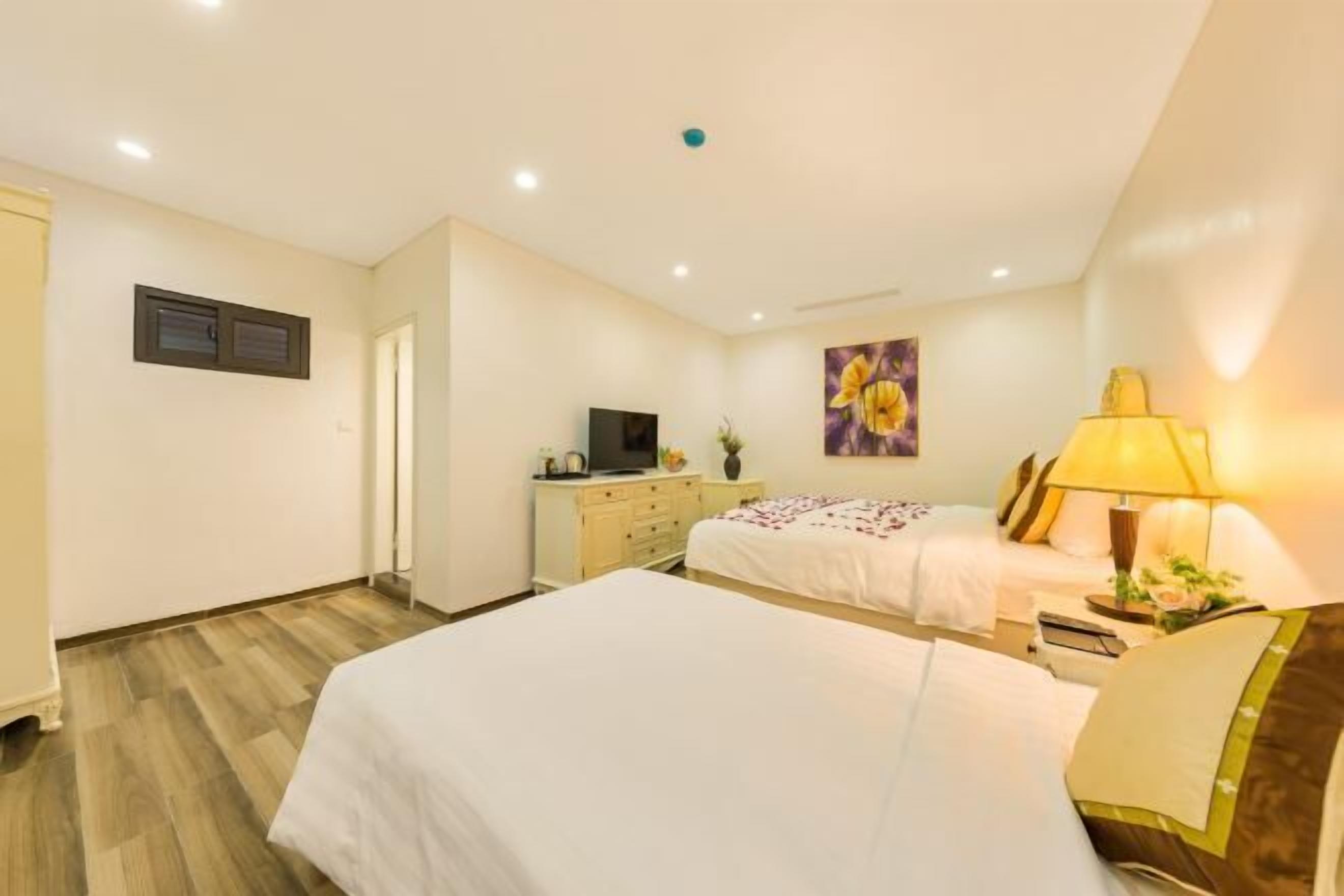 Una cassaforte in camera, con arredamento individuale, una scrivania