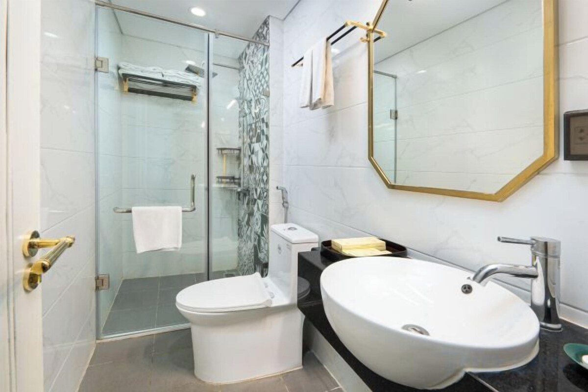 Baño | Ducha, secador de pelo, zapatillas y toallas