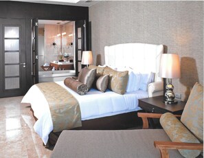 2 bedrooms, in-room safe, WiFi, wheelchair access