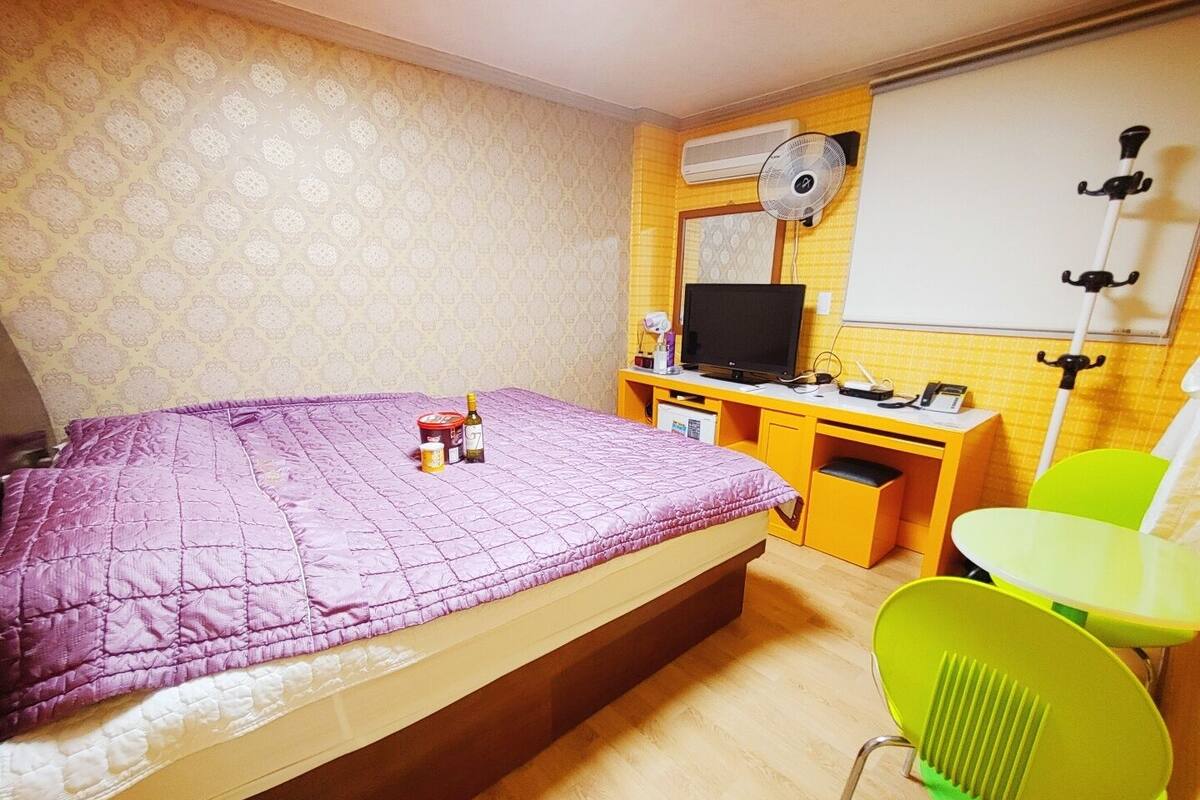 Hypo-allergenic bedding, laptop workspace, free WiFi