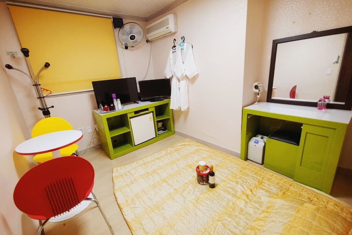 Room (1 person, PC) | Hypo-allergenic bedding, individually decorated, individually furnished