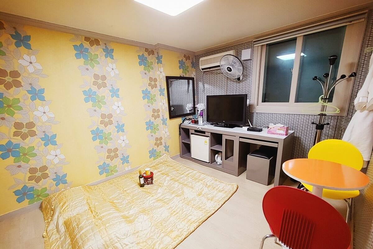 Hypo-allergenic bedding, laptop workspace, free WiFi