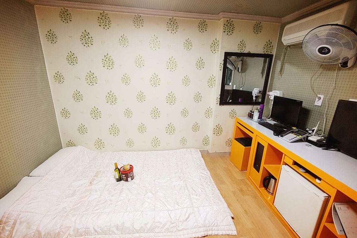 Room (Friend)