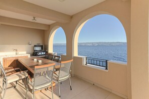 Outdoor dining - Holiday Home The Beach House (Jesenice, Dugi Rat)