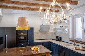 Fridge, microwave, oven, stovetop - Holiday Home The Beach House (Dugi Rat)