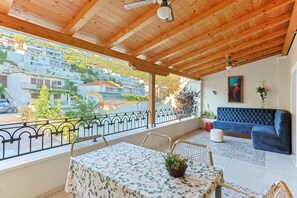 Outdoor dining - Holiday Home The Beach House (Jesenice, Dugi Rat)