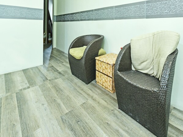 Lobby sitting area - SPOT ON 90181 Cz Classic Hotel (Pasir Puteh)