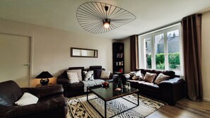 Fernseher, Bücher, Stereoanlage, Arbeitsbereiche