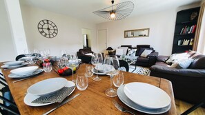 Télévision, livres, chaîne hi-fi, espaces bureaux