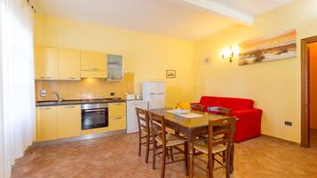 Frigorifero, forno, piano cottura, lavastoviglie