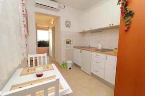 Studio (Standard Studio apartment) | Private kitchenette | Fridge, stovetop, electric kettle, cookware/dishes/utensils - Apartments Sergej (Janjina)