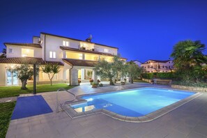 Outdoor pool - Vacation apartment with pool, 2 persons, garden, air-conditioned, barbecue (Poreč)