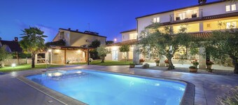 Vacation apartment with pool, 2 persons, garden, air-conditioned, barbecue