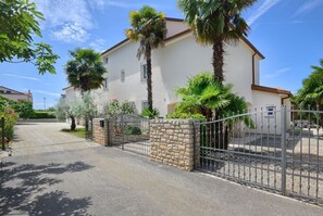 Property grounds - Vacation apartment with pool, 2 persons, garden, air-conditioned, barbecue (Poreč)