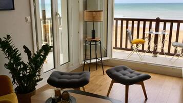 Televisie, boeken en een kantoor