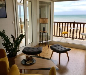 Télévision, livres, espaces bureaux