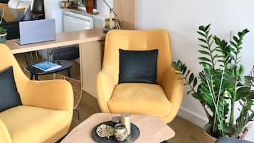 Télévision, livres, chaßne hi-fi, espaces bureaux