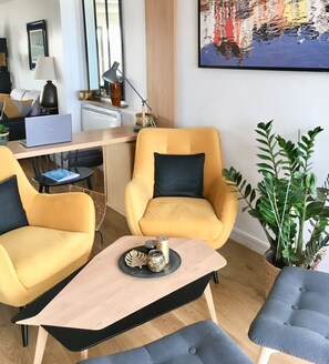 Televisie, boeken, een stereo en een kantoor